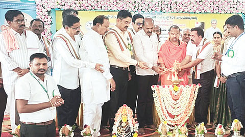 ಹಗರಿಬೊಮ್ಮನಹಳ್ಳಿಯ ಸೇವಾಲಾಲ್ ಭವನದಲ್ಲಿ ಶ್ರೀಕ್ಷೇತ್ರ ಧರ್ಮಸ್ಥಳ ಗ್ರಾಮಾಭಿವೃದ್ಧಿ ಯೋಜನೆಯಿಂದ ಹಮ್ಮಿಕೊಂಡಿದ್ದ ಮದ್ಯವರ್ಜನ ಶಿಬಿರವನ್ನು ಡಾ.ಮಹೇಶ್ವರ ಸ್ವಾಮೀಜಿ ಉದ್ಘಾಟಿಸಿದರು. ಶಾಸಕ ಕೆ.ನೇಮಿರಾಜ್ ನಾಯ್ಕ, ಜೆಡಿಎಸ್ ಜಿಲ್ಲಾಧ್ಯಕ್ಷ ಬಾದಾಮಿ ಮೃತ್ಯುಂಜಯ, ತಾಲೂಕು ಯೋಜನಾಧಿಕಾರಿ ಚಂದ್ರಶೇಖರ್ ಇತರರಿದ್ದರು.