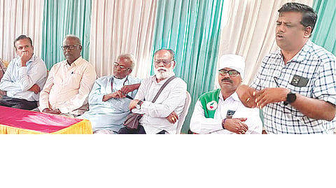 ಹಗರಿಬೊಮ್ಮನಹಳ್ಳಿಯಲ್ಲಿ ಕಸಾಪ ಜಿಲ್ಲಾ ಅಧ್ಯಕ್ಷ ಸ್ಥಾನಕ್ಕೆ ನಡೆದ ಆಕಾಂಕ್ಷಿಗಳ ಸಭೆಯಲ್ಲಿ ಡಾ.ಪರಮೇಶ್ವರ ಸೊಪ್ಪಿಮಠ ಮಾತನಾಡಿದರು. ಹಿರಿಯ ಸಾಹಿತಿಗಳಾದ ಹಿ.ಮಾ.ಕೊಟ್ರಯ್ಯ, ಸಕ್ರಳ್ಳಿ ಕೊಟ್ರೇಶ್, ಉಪನ್ಯಾಸಕಿ ಸುಧಾ ಚಿದಾನಂದಗೌಡ ಇದ್ದರು.