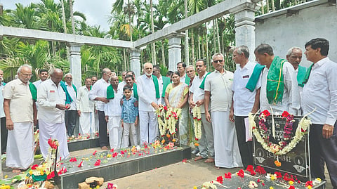 ಭದ್ರಾವತಿ ತಾಲೂಕಿನ ನಾಗಸಮುದ್ರದ ಹುತಾತ್ಮ ರೈತರ ಸ್ಮಾರಕದ ಬಳಿ ರೈತ ಸಂದಿಂದ ರೈತ ಹುತಾತ್ಮರ ದಿನಾಚರಣೆ ಆಚರಿಸಲಾಯಿತು. ಎಚ್​.ಆರ್​.ಬಸವರಾಜಪ್ಪ, ಟಿ.ಎಂ.ಚಂದ್ರಪ್ಪ, ಭಾಗ್ಯಾ ರಾವೇಂದ್ರ ಇತರರಿದ್ದರು.