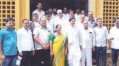 ಹರಪನಹಳ್ಳಿಯಲ್ಲಿ ತಾಲೂಕು ಪಂಚಮಸಾಲಿ ಸಮಾಜದ ಮುಖಂಡರು ಸೇರಿದ್ದ ಸಭೆಯಲ್ಲಿ ಮಾಜಿ ಶಾಸಕ ನಂದಿಹಳ್ಳಿ ಹಾಲಪ್ಪ, ಪುರಸಭೆ ಮಾಜಿ ಅಧ್ಯಕ್ಷೆ ಪ್ರಭಾ ಅಜ್ಜಣ್ಣ, ಜಿಪಂ ಮಾಜಿ ಸದಸ್ಯ ತೆಲಿಗಿ ಈಶಣ್ಣ, ಪಂಚಮಸಾಲಿ ಬ್ಯಾಂಕ್ ಮಾಜಿ ಅಧ್ಯಕ್ಷ ಬಾಬಣ್ಣ, ವಕೀಲ ಬಾವಿಹಳ್ಳಿ ಬಸವರಾಜ, ಓಂಕಾರಗೌಡ, ಎಚ್. ಮಲ್ಲಿಕಾರ್ಜುನ, ಅಡವಿಹಳ್ಳಿ ಬಸವರಾಜ, ಪ್ರಭು ಸೇರಿದಂತೆ ಇತರರು ಉಪಸ್ಥಿತರಿದ್ದರು.