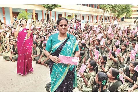 ಹರಪನಹಳ್ಳಿ ಬಾಲಕಿಯರ ಸರ್ಕಾರಿ ಪ್ರೌಢ ಶಾಲೆಯಲ್ಲಿ  ಪ್ಯಾಡ್ ವುಮೆನ್ ಭಾರತಿ ಗುಡ್ಲನೂರು ಅವರು ಮುಟ್ಟಿನ ಪ್ಯಾಡ್‌ಗಳ ಬಳಸುವಿಕೆಯ ಬಗ್ಗೆ ವಿದ್ಯಾರ್ಥಿನಿಯರಿಗೆ ಅರಿವು ಮೂಡಿಸಿದರು. ಶಕ್ತಿ ಅಭಿಯಾನದ ರಾಜ್ಯ ಸಂಚಾಲಕಿ ಎಂ ಪಿ ವೀಣಾ ಮಹಾಂತೇಶ್ ಇದ್ದರು.