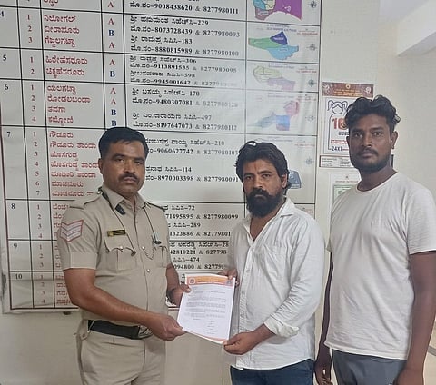 ಹಟ್ಟಿ ಪೊಲೀಸ್ ಠಾಣೆಯಲ್ಲಿ ಸಿಪಿಐ ಶಿವಾನಂದ ಗಾಣಿಗೇರಾಗೆ ಶ್ರೀರಾಮ ಸೇನೆ ಸಂಘಟನೆ ಮನವಿ ಸಲ್ಲಿಸಿತು. ಸಂಘಟನೆಯ ರಘುಗೌಡ ನಾಯಕ, ಮನೋಜ ಕುಮಾರ ಇದ್ದರು.