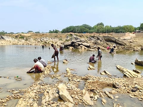 Haveri, Varada River, Labours, Searching, Gold, 