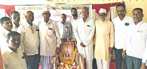 ಹುಲಸೂರಿನ ಶ್ರೀ ವೀರಭದ್ರೇಶ್ವರ ಪ್ರೌಢಶಾಲೆ ಅವಣದಲ್ಲಿ ಶನಿವಾರ ಹಮ್ಮಿಕೊಂಡಿದ್ದ ಪಾಲಕರ ಸಭೆಯನ್ನು ಮಾಜಿ ಜಿಪಂ ಸದಸ್ಯ ಮಲ್ಲಪ್ಪ ಧಬಾಲೆ ಉದ್ಘಾಟಿಸಿದರು. ಕಾಶೀನಾಥ ಪಾರಶೆಟ್ಟೆ, ಬಂಡುರಾವ ಪಾಟೀಲ, ಶಿವಕುಮಾರ ಬಿರಾದಾರ, ಭಗವಾನರಾವ ಕುಲಕರ್ಣಿ, ಉದಯರಾಜ, ವೀರಪ್ಪ ಪಂಚಾಳ ಇತರರಿದ್ದರು.