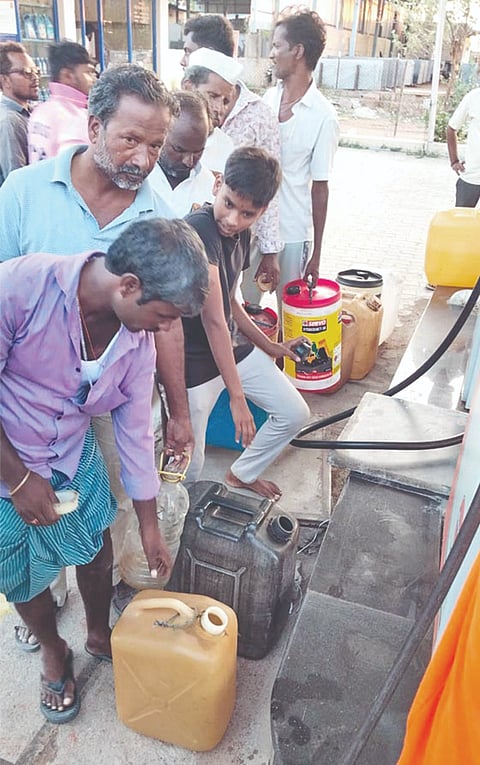 ಇಳಕಲ್ಲದ ದೇವರ ದಾಸಿಮಯ್ಯ ವೃತ್ತದ ಸಮೀಪದ ಕಾಳಗಿ ಪೆಟ್ರೋಲ್ ಬಂಕ್‌ನಲ್ಲಿ ಡೀಸೆಲ್ ಪಡೆಯಲು ಕ್ಯಾನ್ ಹಿಡಿದು ಸಾಲಿನಲ್ಲಿ ನಿಂತಿರುವ ವಾಹನ ಸವಾರರು.