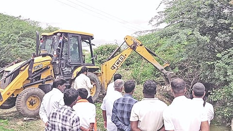 ಇಳಕಲ್ಲ ತಾಲೂಕಿನ ಹಿರೇಶಿವನಗುತ್ತಿ ಗ್ರಾಮದ ಕಾಲುವೆಯಲ್ಲಿ ರೈತರು ಹೂಳೆತ್ತುವ ಕಾರ್ಯಕ್ಕೆ ಚಾಲನೆ ನೀಡಿದರು. ರೈತ ಪರತಗೌಡ ಪಾಟೀಲ, ಅಮರೇಗೌಡ ಪಾಟೀಲ, ಮಹಾಂತಗೌಡ ಹಿರೇಗೌಡರ, ಸಂಗಪ್ಪ ಮೇರಾಕೋರ, ಮುತ್ತಪ್ಪ ಭಜಂತ್ರಿ, ಶರಣಪ್ಪಗೌಡ ಹಿರೇಗೌಡರ, ಕಾಂತಯ್ಯ ಪತ್ರಿ, ಶರಣಪ್ಪ ತೊಂಡಿಹಾಳ, ಯಂಕನಗೌಡ ಆದಾಪೂರ ಇತರರಿದ್ದರು.