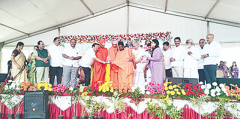  ಗುಂಡ್ಲುಪೇಟೆ ತಾಲೂಕಿನ ದೊಡ್ಡತುಪ್ಪೂರು ಸಮೀಪ ನಿರ್ಮಾಣವಾದ ರೇಡಿಯಂಟ್ ಶಾಲೆಯಲ್ಲಿ ಸಿದ್ಧಗಂಗಾ ಶ್ರೀಗಳ ಪುತ್ಥಳಿ ಲೋಕಾರ್ಪಣೆ ಕಾರ್ಯಕ್ರಮವನ್ನು ಡಿ.ವಿ.ಸದಾನಂದಗೌಡ ಉದ್ಘಾಟಿಸಿದರು. ಶಿವರಾತ್ರಿ ದೇಶಿಕೇಂದ್ರ ಸ್ವಾಮೀಜಿ, ಸಿದ್ದಲಿಂಗ ಸ್ವಾಮೀಜಿ, ಭುವನಕೀರ್ತಿ ಭಟ್ಟಾರಕ ಸ್ವಾಮೀಜಿ, ಬಿ.ಎಲ್.ಸಂತೋಷ್, ಗಣೇಶ್ ಪ್ರಸಾದ್, ನಿರಂಜನಕುಮಾರ್, ನಿಜಗುಣರಾಜು, ಬೆಳ್ಳಿಪ್ರಕಾಶ್, ಎನ್.ಮಹೇಶ್, ಶ್ರೀವತ್ಸ ಇತರರು ಇದ್ದರು. 
