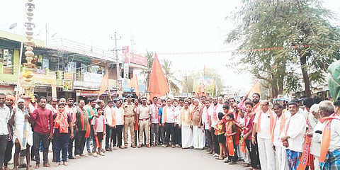 ಗುಂಡ್ಲುಪೇಟೆ ತಾಲೂಕಿನ ತೆರಕಣಾಂಬಿ ಗ್ರಾಮದಲ್ಲಿ ನಡೆದ ಹಿಂದೂ ಸಮಾಜೋತ್ಸವದಲ್ಲಿ ನೂರಾರು ಕಾರ್ಯಕರ್ತರು ಪಾಲ್ಗೊಂಡರು.