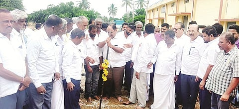 ಗುಂಡ್ಲುಪೇಟೆ ಪಟ್ಟಣದ ಕೃಷಿ ಉತ್ಪನ್ನ ಮಾರುಕಟ್ಟೆ ಸಮಿತಿ ಆವರಣದಲ್ಲಿ ರಸ್ತೆ ನಿರ್ಮಾಣಕ್ಕೆ ಗಣೇಶ್ ಪ್ರಸಾದ್ ಭೂಮಿಪೂಜೆ ನೆರವೇರಿಸಿದರು. ಆರ್.ಎಸ್.ನಾಗರಾಜು, ಮಾಡ್ರಹಳ್ಳಿ ಮಹದೇವಪ್ಪ, ಸೋಮಹಳ್ಳಿ ಶಿವನಾಗಪ್ಪ, ವಿರೂಪಾಕ್ಷ, ಶ್ರೀಧರ್, ಎಚ್.ಎಸ್.ನಂಜುಂಡಪ್ರಸಾದ್, ಮೃತ್ಯುಂಜಯಪ್ಪ,  ಎಚ್.ಎನ್.ಬಸವರಾಜು, ನಾರಾಯಣನಾಯ್ಕ, ಮನು, ಪರಮೇಶ್ವರಪ್ಪ, ಚಂದ್ರು ಇದ್ದರು.