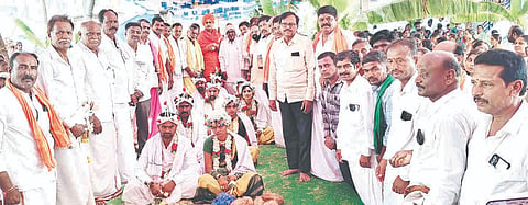 ಸಣಾಪುರದಲ್ಲಿ ಭಾನುವಾರ ಆಯೋಜಿಸಿದ್ದ ಸಾಮೂಹಿಕ ವಿವಾಹದಲ್ಲಿ ನೂತನ ದಂಪತಿಗಳನ್ನು ಹೆಬ್ಬಾಳ ನಾಗಭೂಷಣ ಶಿವಾಚಾರ್ಯರು ಹರಸಿದರು. 