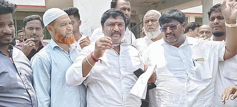 ಕಂಪ್ಲಿ ಸಕ್ಕರೆ ಕಾರ್ಖಾನೆ ಸರ್ಕಾರಿ ಹಿರಿಯ ಪ್ರಾಥಮಿಕ ಶಾಲೆ ಆವರಣದಲ್ಲಿ ನಿರ್ಮಿಸಲಾಗುತ್ತಿರುವ ಮೌಲಾನಾ ಆಜಾದ್ ಶಾಲೆ ಕಟ್ಟಡ ಸ್ಥಳಕ್ಕೆ ಪುರಸಭೆ ಮಾಜಿ ಸದಸ್ಯ ಸಿ.ಆರ್.ಹನುಮಂತ, ಪ್ರಮುಖರಾದ ಎನ್.ಹಬೀಬ್ ರೆಹಮಾನ್, ಕೆ.ಮಸ್ತಾನ್ ಸಾಬ್, ಐ.ಹೊನ್ನೂರಸಾಬ್, ಎಂ.ರಾಜಾಭಕ್ಷಿ, ಎಂ.ಉಸ್ಮಾನ್ ಇತರರಿದ್ದರು.