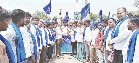 ಒಳ ಮೀಸಲಾತಿ ಜಾರಿಗೆ ಆಗ್ರಹಿಸಿ ಕಂಪ್ಲಿಯಲ್ಲಿ ಆರ್‌ಐ ವೈ.ಎಂ.ಜಗದೀಶ್‌ಗೆ ಮಾದಿಗ ಒಳ ಮೀಸಲಾತಿ ಹೋರಾಟ ಸಮಿತಿ ತಾಲೂಕು ಘಟಕದಿಂದ ಮನವಿ ಸಲ್ಲಿಸಲಾಯಿತು.