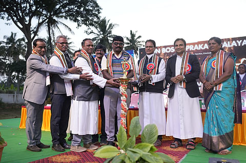 ಕೊಳ್ಳೇಗಾಲ ತಾಲೂಕಿನ ಪ್ರಕಾಶ್ ಪಾಳ್ಯ ಗ್ರಾಮದ ಡಾನ್ ಬೋಸ್ಕೋ ವಿದ್ಯಾ ಸಂಸ್ಥೆಯಲ್ಲಿ ಇತ್ತೀಚೆಗೆ ಆಯೋಜಿಸಿದ್ದ ಸಂಸ್ಥೆಯ ರಜತ ಮಹೋತ್ಸವ ಹಾಗೂ ಶಾಲಾ-ಕಾಲೇಜಿನ ವಾರ್ಷಿಕೋತ್ಸವ ಸಮಾರಂಭಕ್ಕೆ ಬೆಂಗಳೂರಿನ ಡಾನ್ ಬಾಸ್ಕೋ ಸಂಸ್ಥೆ ಪ್ರಾತ್ಯಾಧಿಕಾರಿ ಫಾ.ಜೋಸ್ ಕೋಯಿಕಲ್ ಚಾಲನೆ ನೀಡಿದರು. ಫಾದರ್ ಲಾರೆನ್ಸ್, ಪ್ರಭಾರ ಡಿಡಿ ಪ್ರಿಯಾ ಶಂಕರ್, ರಾಜಾ ಮಾಣಿಕ್ಯಂ, ಫಾದರ್ ಸೆಬ್ಬಾಸ್ಟೀಯನ್ ಇತರರು ಇದ್ದರು.