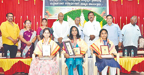 ಕೊಳ್ಳೇಗಾಲದ ವಾಸವಿ ಮಹಲ್‌ನಲ್ಲಿ ಆಯೋಜಿಸಿದ್ದ ಕಾರ್ಯಕ್ರಮದಲ್ಲಿ ಎಂ.ರಿಷಿತಾ, ಸಿಂಚನಾ ಸತೀಶ್, ತನ್ಮಯಿ ಅವರನ್ನು ಗಣ್ಯರು ಸನ್ಮಾನಿಸಿದರು. ಎ.ಆರ್.ಕೃಷ್ಣಮೂರ್ತಿ, ಎ.ಡಿ.ಕುಮಾರ ಕೃಷ್ಣ, ಪಿ.ಜಿ.ಶ್ರೀಧರ್ ಇತರರಿದ್ದರು.  