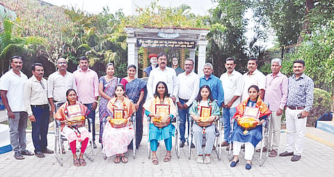 ಪ್ರಸ್ತುತ ಎಸ್ಸೆಸ್ಸೆಲ್ಸಿ ಪರೀಕ್ಷೆಯಲ್ಲಿ ಜಿಲ್ಲಾ ಮಟ್ಟದಲ್ಲಿ ಸಾಧನೆ ಮಾಡಿದ ವಿದ್ಯಾರ್ಥಿಗಳನ್ನು ಕ್ಷೇತ್ರದ ಶಾಸಕ ಎ.ಆರ್.ಕೃಷ್ಣಮೂರ್ತಿ ಅಭಿನಂದಿಸಿದರು. ಮಂಜುಳಾ, ಜೋಸೆಫ್ ಅಲೆಕ್ಸಾಂಡರ್, ಚಿಕ್ಕರಾಜು ಇತರರಿದ್ದರು. 