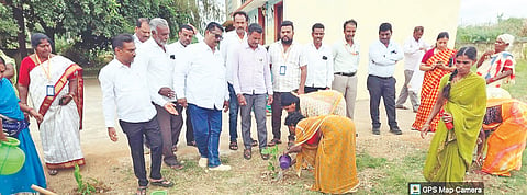 ಕೊಳ್ಳೇಗಾಲ ತಾಲೂಕಿನ ಕುಂತೂರು ಗ್ರಾಮದಲ್ಲಿ ಶುಕ್ರವಾರ ಗ್ಯಾರಂಟಿ ಯೋಜನೆಗಳ ಅನುಷ್ಠಾನ ಸಮಿತಿಯಿಂದ ಆಯೋಜಿಸಿದ್ದ ಗೃಹಲಕ್ಷ್ಮಿ ದಿನದಲ್ಲಿ ಮಹಿಳೆಯರು ಗಿಡವನ್ನು ನೆಟ್ಟು ನೀರೆರೆದರು.