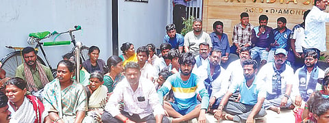 ಖಾಸಗಿ ಫೈನಾನ್ಸ್ ಸಿಬ್ಬಂದಿ ಕಿರುಕುಳಕ್ಕೆ ಮನನೊಂದು ವಿಷ ಕುಡಿದು ಮಹೇಶ್ ಮೃತಪಟ್ಟಿದ್ದಾರೆ ಎಂದು ಆರೋಪಿಸಿ ಕುಟುಂಬಸ್ಥರು, ಗ್ರಾಮಸ್ಥರು  ಕೊಳ್ಳೇಗಾಲದಲ್ಲಿ ಮಂಗಳವಾರ ಪ್ರತಿಭಟನೆ ನಡೆಸಿದರು. 
