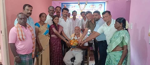 ಕನಕಪುರ ತಾಲೂಕಿನ ಶಿವನಹಳ್ಳಿ ಹಾಲು ಉತ್ಪಾದಕರ ಸಹಕಾರ ಸಂಘದಲ್ಲಿ ಹಮ್ಮಿಕೊಂಡಿದ್ದ ವಾರ್ಷಿಕ ಮಹಾ ಸಭೆಯಲ್ಲಿ  ಅಧ್ಯಕ್ಷ ಎಸ್.ವಿ. ಸುರೇಶ್ ಮಾತನಾಡಿದರು. ಮಹದೇವಯ್ಯ ನಿರಂಜನಮೂರ್ತಿ,ಹಲಗಪ್ಪ, ವಿಜಯಕುಮಾರ್, ಸತೀಶ್, ಕೆಂಚಪ್ಪ, ಕವಿತಾ ಇತರರು ಇದ್ದರು.
