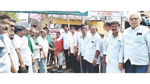 ಕಂಪ್ಲಿಯಲ್ಲಿ ಒಳ ಚರಂಡಿ ಕಾಮಗಾರಿಗೆ ಶಾಸಕ ಜೆ.ಎನ್.ಗಣೇಶ್ ಚಾಲನೆ ನೀಡಿದರು. ಪ್ರಮುಖರಾದ ಕೆ.ಶ್ರೀನಿವಾಸರಾವ್, ಭಟ್ಟ ಪ್ರಸಾದ್, ಎನ್.ಹಬೀಬ್ ರೆಹಮಾನ್, ಕೆ.ಮಸ್ತಾನ್, ಕೆ.ಎಸ್.ಚಾಂದ್‌ಬಾಷಾ ಇತರರಿದ್ದರು.