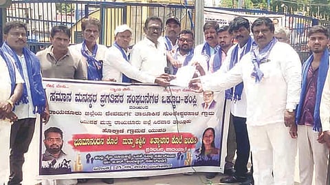 ಕಂಪ್ಲಿಯಲ್ಲಿ ಸಮಾನ ಮನಸ್ಕರ ಪ್ರಗತಿಪರ ಸಂಘಟನೆಗಳ ಒಕ್ಕೂಟದ ಪದಾಧಿಕಾರಿಗಳು ಆರ್‌ಐ ಸುರೇಶ್‌ಗೆ ಮನವಿ ಸಲ್ಲಿಸಿದರು. ಪ್ರಮುಖರಾದ ವಸಂತರಾಜ ಕಹಳೆ, ಸಣಾಪುರ ಮರಿಸ್ವಾಮಿ, ಎ.ಲಕ್ಷ್ಮೀಪತಿ, ಜಿ.ರಾಮಣ್ಣ, ಕೆ.ಲಕ್ಷ್ಮಣ ಇತರರಿದ್ದರು.