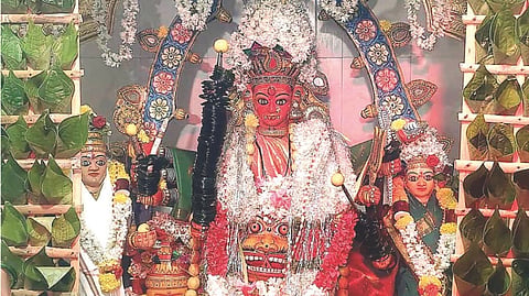 ಕಂಪ್ಲಿಯಲ್ಲಿ ಕೋಟೆಯ ದ್ಯಾವಮ್ಮ ದೇವಿ ಮೂರ್ತಿಗೆ ಗಂಗೆಸ್ಥಳ ನಿಮಿತ್ತ ಪುಷ್ಪಗಳಿಂದ ಅಲಂಕರಿಸಲಾಗಿತ್ತು.