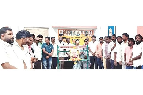 ಕನಕಗಿರಿ ಬಿಜೆಪಿ ಮಂಡಲ ಕಚೇರಿಯಲ್ಲಿ ಮಾಜಿ ಪ್ರಧಾನಿ ಅಟಲ್ ಬಿಹಾರಿ ವಾಜಪೇಯಿ ಜನ್ಮದಿನ ಆಚರಿಸಲಾಯಿತು. ಪ್ರಮುಖರಾದ ಮಹಾಂತೇಶ ಸಜ್ಜನ, ವಾಗೀಶ ಹಿರೇಮಠ, ರವಿ ಭಜಂತ್ರಿ, ಹನುಮೇಶ ಯಲಬುರ್ಗಿ, ಗ್ಯಾನಪ್ಪ ಚಿಕ್ಕಖೇಡ ಇತರರಿದ್ದರು.