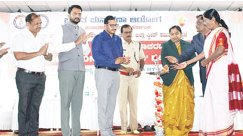 ಕೊಪ್ಪಳದಲ್ಲಿ ಆಯೋಜಿಸಿದ್ದ ರಾಷ್ಟ್ರೀಯ ಮತದಾರ ದಿನ ಕಾರ್ಯಕ್ರಮವನ್ನು ಜಿಲ್ಲಾ ಕೌಟುಂಬಿಕ ನ್ಯಾಯಾಲಯದ ನ್ಯಾಯಾಧೀಶೆ ಸರಸ್ವತಿ ದೇವಿ ಉದ್ಘಾಟಿಸಿದರು. ಜಿಪಂ ಸಿಇಒ ವರ್ಣಿತ್ ನೇಗಿ, ಹಿರಿಯ ಸಿವಿಲ್ ನ್ಯಾಯಾಧೀಶ, ಜಿಲ್ಲಾ ಕಾನೂನು ಸೇವೆಗಳ ಪ್ರಾಧಿಕಾರದ ಸದಸ್ಯ ಕಾರ್ಯದರ್ಶಿ ಮಹಾಂತೇಶ್ ಎಸ್.ದರಗದ, ಅಪರ ಜಿಲ್ಲಾಧಿಕಾರಿ ಸಿದ್ರಾಮೇಶ್ವರ, ಎಎಸ್ಪಿ ಆರ್.ಹೇಮಂತ ಕುವಾರ್ ಇತರರಿದ್ದರು.