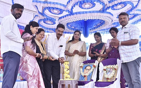 ಕೆ.ಆರ್.ನಗರದ ಶ್ರೀ ಯಡತೊರೆ ಬಿಎಡ್ ಕಾಲೇಜಿನಲ್ಲಿ ಆಯೋಜಿಸಿದ್ದ ಬಸವ, ಡಾ.ಬಿ.ಆರ್.ಅಂಬೇಡ್ಕರ್ ಜಯಂತಿ ಹಾಗೂ ಪ್ರಥಮ ವರ್ಷದ ಪ್ರಶಿಕ್ಷಣಾರ್ಥಿಗಳಿಗೆ ಸ್ವಾಗತ ಕಾರ್ಯಕ್ರಮವನ್ನು ಉಪನ್ಯಾಸಕ ಡಿ.ಶ್ರೀನಿವಾಸ್ ಉದ್ಘಾಟಿಸಿದರು.  ಸಿ.ಆರ್.ಲೋಕೇಶ್ ಭರಣಿ,  ಎನ್.ಎಸ್.ದೀಪಾ, ಕೆ.ಮಹದೇವ್, ಮಹೇಶ್ವರಿಸ್ವಾಮಿ, ಕೆ.ಬಿ.ಭೀನಾ, ಮೋಹನಕುಮಾರಿ, ರೇಖಾ ಶ್ರೀನಿವಾಸ್,  ಸ್ವಾಮಿನಾಯಕ, ರಕ್ಷಿತ್ ಇತರರು ಇದ್ದರು.
