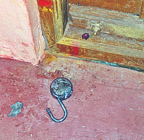 ಕೆ.ಆರ್.ನಗರದ ಮಧುವನಹಳ್ಳಿ ಬಡಾವಣೆಯ 23ನೇ ವಾರ್ಡಿನ ಶ್ರೀ ಚಿಕ್ಕಮ್ಮ ಮತ್ತು ಅಮೃತಮ್ಮ ತಾಯಿಯವರ ದೇವಸ್ಥಾನದಲ್ಲಿ ಕಳ್ಳತನಕ್ಕೆ ಯತ್ನಿಸಿರುವುದು. 