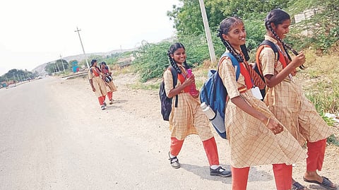 ಹುಸೇನಪುರ ಸೇರಿ ವಿವಿಧ ಗ್ರಾಮಗಳ ವಿದ್ಯಾರ್ಥಿಗಳು ಪರೀಕ್ಷೆ ಮುಗಿದ ನಂತರ ಕವಿತಾಳದಿಂದ ನಡೆದುಕೊಂಡು ಹೋಗುತ್ತಿರುವುದು.