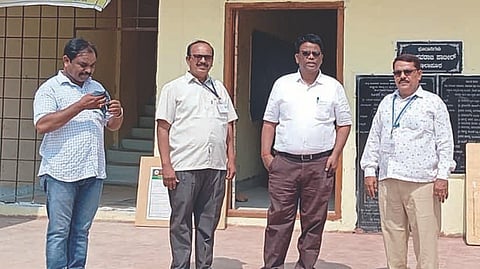 ಕವಿತಾಳ ಸಮೀಪದ ಹಾಲಪುರ ಸರ್ಕಾರಿ ಪ್ರೌಢಶಾಲೆಯಲ್ಲಿ ನಡೆದ 10ನೇ ತರಗತಿ ಪರೀಕ್ಷೆ ಕೇಂದ್ರಕ್ಕೆ ಮಾನ್ವಿ ಕ್ಷೇತ್ರ ಶಿಕ್ಷಣಧಿಕಾರಿ ಚಂದ್ರಶೇಖರ ದೊಡ್ಡಮನಿ ಭೇಟಿನೀಡಿ ಪರಿಶೀಲಿಸಿದರು. ಪರೀಕ್ಷೆ ಮುಖ್ಯ ಅಧಿಕ್ಷಕ ಸುಭಾಸ್ ಸಿಂಗ್, ವಟಗಲ್ ಮುರಾರ್ಜಿ ವಸತಿ ಶಾಲೆ ಮುಖ್ಯಶಿಕ್ಷಕ ಮಾಹಾಂತೇಶ, ಶಿಕ್ಷಕ ಬಸವರಾಜ ಇತರರಿದ್ದರು.