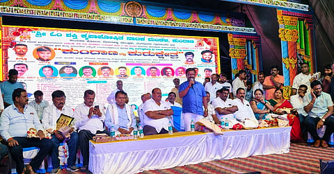 ದೇವನಹಳ್ಳಿ ತಾಲೂಕಿನ ಕುಂದಾಣ ಕೃಪಾಪೋಷಿತ ನಾಟಕ ಮಂಡಳಿಯ ಆಯೋಜಿಸಿದ್ದ ಕುರುಕ್ಷೇತ್ರ ಪೌರಾಣಿಕ ನಾಟಕದಲ್ಲಿ ಮಾಜಿ ಶಾಸಕ ನಿಸರ್ಗ ನಾರಾಯಣಸ್ವಾಮಿ, ಜೆಡಿಎಸ್​ ಮಾಜಿ ತಾಲೂಕು ಕಾರ್ಯಾಧ್ಯಕ್ಷ ಲಕ್ಷ$್ಮಣ್​,ಡೇರಿ ಮಾಜಿ ಅಧ್ಯಕ್ಷ ಮುನೇಗೌಡ ಇತರರು ಇದ್ದರು.