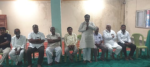 ಲೋಕಾಪುರದ ಹಮ್ಮಿಕೊಂಡಿದ್ದ ದುರ್ಗಾದೇವಿ ದೇವಸ್ಥಾನದ ಜೀರ್ಣೋದ್ಧಾರದ ಪೂರ್ವಭಾವಿ ಸಭೆಯಲ್ಲಿ ಎಂ.ಎಂ. ವಿರಕ್ತಮಠ ಮಾತನಾಡಿದರು. ಎಸ್.ಎನ್. ಹಿರೇಮಠ, ಶಿವಾನಂದ ಉದಪುಡಿ, ಲೋಕಣ್ಣ ಕತ್ತಿ ಸೇರಿ ಗಣ್ಯರು ಉಪಸ್ಥಿತರಿದ್ದರು.