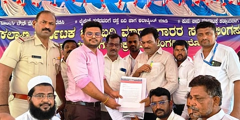 ಲಿಂಗಸುಗೂರಿನಲ್ಲಿ ಎಸಿ ಕಚೇರಿಯ ಗ್ರಾಮ ಆಡಳಿತಾಧಿಕಾರಿ ಧ್ರುವ ದೇಶಪಾಂಡೆಗೆ ಕಲ್ಯಾಣ ಕರ್ನಾಟಕ ಬೀದಿಬದಿ ಮಾರಾಟಗಾರರ ಸಂಘ ಮನವಿ ಸಲ್ಲಿಸಿತು. ಪ್ರಧಾನ ಸಂಚಾಲಕ ಆರ್.ಮಾನಸಯ್ಯ,ಅಮರಯ್ಯ ಘಂಟಿ, ನಿಂಗಪ್ಪ ಪರಂಗಿ, ಚಿದಾನಂದ ಕಸಬಾ ಲಿಂಗಸುಗೂರು, ಹಶ್ಮತ್, ರಮೇಶ ನಾಯಕ, ವಿಜಯಲಕ್ಷ್ಮೀ ಹಿರೇಮಠ, ಮೆಹಬೂಬ್ ಪಾಷಾ ಇತರರಿದ್ದರು.