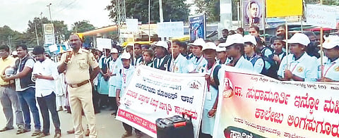 ಲಿಂಗಸುಗೂರಿನಲ್ಲಿ ಸಾರಿಗೆ ಸುರಕ್ಷಾ ಜಾಥಾ ಕಾರ್ಯಕ್ರಮದಲ್ಲಿ ಪೊಲೀಸ್ ಇನ್‌ಸ್ಟೆಕ್ಟರ್ ಹೊಸಕೇರಪ್ಪ ಮಾತನಾಡಿದರು.