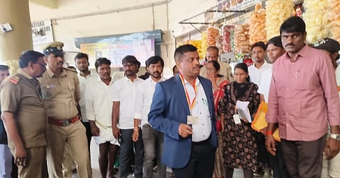 ಲಿಂಗಸುಗೂರು ಬಸ್ ನಿಲ್ದಾಣಕ್ಕೆ ಮಕ್ಕಳ ಹಕ್ಕುಗಳ ರಕ್ಷಣಾ ಆಯೋಗದ ಸದಸ್ಯ ಸತ್ಯನಾರಾಯಣ ಶೆಟ್ಟಿ ಭೇಟಿ ನೀಡಿದ್ದರು. 