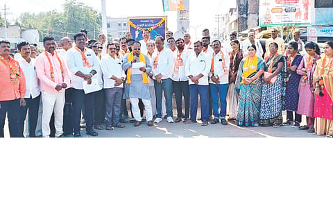 ಲಿಂಗಸುಗೂರು ಬಸ್ ನಿಲ್ದಾಣ ಸರ್ಕಲ್‌ನಲ್ಲಿ ಬಿಜೆಪಿ ಕಾರ್ಯಕರ್ತರು ಪ್ರತಿಭಟನೆ ನಡೆಸಿದರು.  ತಾಲೂಕು ಅಧ್ಯಕ್ಷ ಕೆ.ನಾಗಭೂಷಣ, ಹುಲ್ಲೇಶ ಸಾಹುಕಾರ ಮುದಗಲ್, ಮುಖಂಡರಾದ ಗಿರಿಮಲ್ಲನಗೌಡ, ವೆಂಕನಗೌಡ ಇತರರಿದ್ದರು.