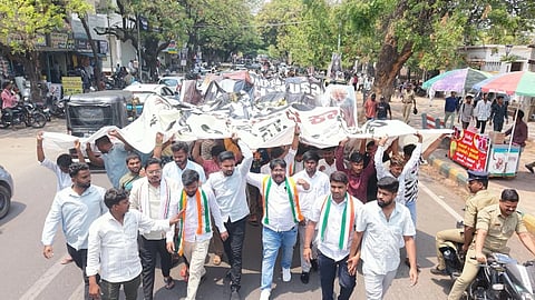ಹೊಸಪೇಟೆಯಲ್ಲಿ ಬುಧವಾರ ಯೂತ್ ಕಾಂಗ್ರೆಸ್ ಕಾರ್ಯಕರ್ತರು ಪ್ರಧಾನಿ ನರೇಂದ್ರ ಮೋದಿ ಅವರ ವಿರುದ್ಧ ಬುಧವಾರ ಪ್ರತಿಭಟನೆ ನಡೆಸಿದರು. ಪ್ರಮುಖರಾದ ಅಶೋಕ್ ನಾಯ್ಕ, ಭರತ್ ಕುಮಾರ್, ಗಣೇಶ್, ಕುಮಾರ್, ಭೀಮರಾಜ್ ಇತರÀರಿದ್ದರು.