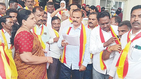 ಹೊಸಪೇಟೆ ಕರ್ನಾಟಕ ರಕ್ಷಣಾ ವೇದಿಕೆ ಸ್ವಾಭಿಮಾನಿ ಸೇನೆ ಜಿಲ್ಲಾ ಘಟಕದಿಂದ ಜಿಲ್ಲಾಧಿಕಾರಿ ಕವಿತಾ ಎಸ್.ಮನ್ನಿಕೇರಿಗೆ ಮನವಿ ಸಲ್ಲಿಸಲಾಯಿತು. ಜಿಲ್ಲಾಧ್ಯಕ್ಷ ತಾರೀಹಳ್ಳಿ ಹನುಮಂತಪ್ಪ, ಪ್ರಮುಖರಾದ ಹುಲಗಪ್ಪ, ಮಹಬೂಬ್ ಬಾಷಾ, ವಿ.ಮಂಜುನಾಥ ಇತರರಿದ್ದರು.