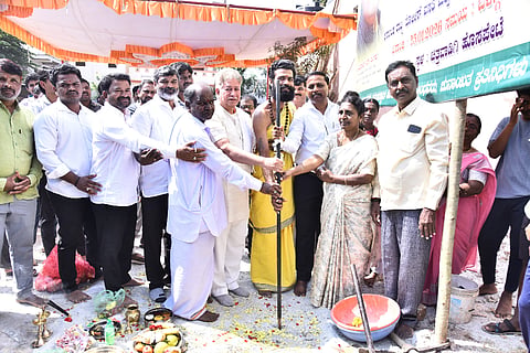 ಹೊಸಪೇಟೆ ಚಿತ್ತವಾಡಿಗಿ ಈಶ್ವರ ದೇಗುಲದ ಬಳಿ ಬಾಲಕರ ಮೆಟ್ರಿಕ್ ಪೂರ್ವ ಬಾಲಕರ ವಸತಿ ನಿಲಯ ಕಾಮಗಾರಿಗೆ ಶಾಸಕ ಎಚ್.ಆರ್.ಗವಿಯಪ್ಪ ಭೂಮಿಪೂಜೆ ನೆರವೇರಿಸಿದರು. ಜಿಲ್ಲಾ ಅಧಿಕಾರಿ ಶಶಿಕಲಾ, ತಾಲೂಕು ಅಧಿಕಾರಿ ಸುರೇಶ್, ಪ್ರಮುಖರಾದ ಬಣ್ಣದ ಮನೆ ಸೋಮಶೇಖರ್, ಫಕಿರಪ್ಪ ಇತರರಿದ್ದರು 