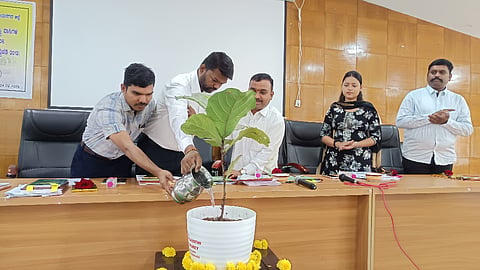 ಹೊಸಪೇಟೆ ಜಿಲ್ಲಾಧಿಕಾರಿ ಕಚೇರಿ ಸಭಾಂಗಣದಲ್ಲಿ ಮಂಗಳವಾರ ಅನುಸೂಚಿತ ಬುಡಕಟ್ಟುಗಳ ಮತ್ತು ಇತರೆ ಪಾರಂಪರಿಕ ಅರಣ್ಯವಾಸಿಗಳ ಕಾಯ್ದೆ ಮತ್ತು ನಿಯಮಗಳ ಕಾರ್ಯಾಗಾರವನ್ನು ಉಪವಿಭಾಗಿಯಾಧಿಕಾರಿ ಪಿ.ವಿವೇಕಾನಂದ ಚಾಲನೆ ನೀಡಿದರು. ಜಿಲ್ಲಾ ಪರಿಶಿಷ್ಟ ವರ್ಗಗಳ ಕಲ್ಯಾಣಾಧಿಕಾರಿ ಕೆ.ರವಿಕುಮಾರ್, ಬಳ್ಳಾರಿ ಕಲ್ಯಾಣಾಧಿಕಾರಿ ಶಾಶು, ಓಡಿಸ್ಸಾದ ಸಂಪನ್ಮೂಲಕ ವ್ಯಕ್ತಿಗಳಾದ ಗಿರಿ ರಾವ್, ಪ್ರಿಯಾಂಕಾ ಇದ್ದರು.