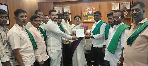 ಹೊಸಪೇಟೆಯಲ್ಲಿ ಜಿಲ್ಲಾಧಿಕಾರಿ ಕವಿತಾ ಎಸ್.ಮನ್ನಿಕೇರಿ ಅವರಿಗೆ ಮೈಲಾರ ಶುಗರ್ಸ್ ಸಕ್ಕರೆ ಕಾರ್ಖಾನೆಯಿಂದ ಕಬ್ಬಿನ ಬಾಕಿ ಕೊಡಿಸುವಂತೆ ಒತ್ತಾಯಿಸಿ ರೈತರು ಮನವಿ ಸಲ್ಲಿಸಿದರು. ಪ್ರಮುಖರಾದ ಟಿ.ನಾಗರಾಜ್, ಸಣ್ಣಕ್ಕಿ ರುದ್ರಪ್ಪ, ಹುಸೇನ್, ಸುರೇಶ್ ಇತರರಿದ್ದರು.