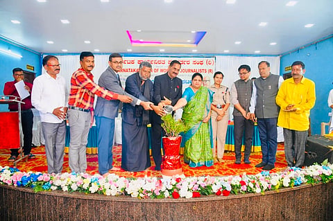 ಹೊಸಪೇಟೆ ಪುಣ್ಯಾನಂದಪುರಿ ಕಲ್ಯಾಣ ಮಂಟಪದಲ್ಲಿ ಆಯೋಜಿಸಲಾಗಿದ್ದ ಪತ್ರಿಕಾ ದಿನಾಚರಣೆಯನ್ನು ಉಪ ಲೋಕಾಯುಕ್ತ ಬಿ.ವೀರಪ್ಪ ಅವರು ಉದ್ಘಾಟಿಸಿ ಅವರು ಮಾತನಾಡಿದರು. ಲೋಕಾಯುಕ್ತ ಉಪನಿಬಂಧಕ ಎನ್.ವಿ. ಅರವಿಂದ್, ಜಿಲ್ಲಾಧಿಕಾರಿ ಕವಿತಾ ಎಸ್.ಮನ್ನಿಕೇರಿ, ಎಸ್ಪಿ ಎಸ್.ಜಾಹ್ನವಿ, ಜಿ.ಪಂ. ಸಿಇಒ ನೋಂಗ್ಜಾಯ್ ಮಹಮ್ಮದ್ ಅಲಿ ಅಕ್ರಂ ಷಾ, ಹಿರಿಯ ಪತ್ರಕರ್ತ ಮಲ್ಲಿಕಾರ್ಜುನ ಸಿದ್ದಣ್ಣವರ, ಸಂಘದ ರಾಜ್ಯ ಸಮಿತಿ ಸದಸ್ಯ ಪಿ.ವೆಂಕೊಬನಾಯಕ, ಜಿಲ್ಲಾಧ್ಯಕ್ಷ ಪಿ.ಸತ್ಯನಾರಾಯಣ, ಪ್ರಧಾನ ಕಾರ್ಯದರ್ಶಿ ಕೆ.ಲಕ್ಷ್ಮಣ ಇತರರಿದ್ದರು.
