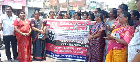 ಹೊಸಪೇಟೆಯಲ್ಲಿ ಶನಿವಾರ ನಾರಿಶಕ್ತಿ ವಂದನಾ ಮಸೂದೆಗೆ ವಿರೊಧಿಸಿ ಕಾಂಗ್ರೆಸ್ ವಿರೋಧಿಸಿ ಬಿಜೆಪಿ ಪಕ್ಷದಿಂದ ಪ್ರತಿಭಟನಾ ಮೆರವಣಿಗೆ ನಡೆಯಿತು. ಮಹಿಳಾ ಮೋರ್ಚಾದ ಅಧ್ಯಕ್ಷೆ ಆರುಂಡಿ ಸುವರ್ಣ, ನಗರಸಭೆಯ ಮಾಜಿ ಅಧ್ಯಕ್ಷೆ ಸುಂಕಮ್ಮ, ಪ್ರಮುಖರಾದ ಇಮ್ತಿಯಾಜ್, ಉಮಾದೇವಿ ಇತರರಿದ್ದರು.