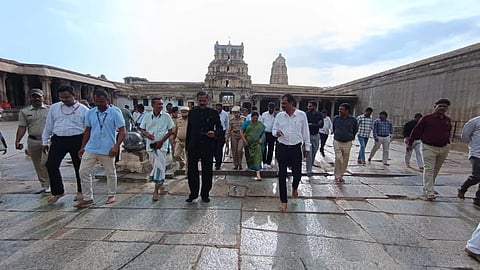 ಹಂಪಿಗೆ ಶನಿವಾರ ದಿಢೀರ್ ಭೇಟಿ ನೀಡಿದ ಉಪ ಲೋಕಾಯುಕ್ತ ಬಿ.ವೀರಪ್ಪ ನೀಡಿದರು. ಲೋಕಾಯುಕ್ತ ಉಪನಿಬಂಧಕ ಅರವಿಂದ್, ಎಸ್ಪಿ ವಾಸುದೇವರಾಮ್, ಎಸ್ಪಿ ಎಸ್.ಜಾಹ್ನವಿ, ಅಪರ ಜಿಲ್ಲಾಧಿಕಾರಿ ಇ.ಬಾಲಕೃಷ್ಣ, ಉಪವಿಭಾಗಾಧಿಕಾರಿ ವಿವೇಕಾನಂದ ಇತರರಿದ್ದರು.
