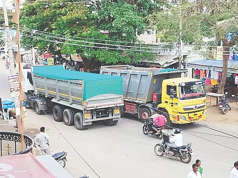 ಗುಂಡ್ಲುಪೇಟೆ ತಾಲೂಕಿನ ಗ್ರಾಮಾಂತರ ಪ್ರದೇಶಗಳಲ್ಲಿ ಸಂಚರಿಸುತ್ತಿರುವ ಓವರ್ ಲೋಡ್ ತುಂಬಿದ ಟಿಪ್ಪರುಗಳು.