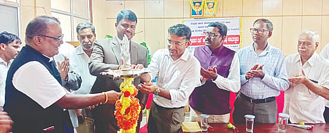 ಗುಂಡ್ಲುಪೇಟೆ ಪಟ್ಟಣದ ತಾಲೂಕು ಕಚೇರಿ ಸಭಾಂಗಣದಲ್ಲಿ ವಿಶ್ವ ಗ್ರಾಹಕರ ದಿನಾಚರಣೆ ಅಂಗವಾಗಿ ಆಯೋಜಿಸಿದ್ದ ಕಾನೂನು ಅರಿವು ಕಾರ್ಯಕ್ರಮವನ್ನು ಎಂ.ಎಸ್.ತನ್ಮಯಿ ಉದ್ಘಾಟಿಸಿದರು. ಎಂ.ಟಿ.ದೀಪು, ಎಂ.ಎಸ್.ತನ್ಮಯಿ, ಷಣ್ಮುಖ, ವೆಂಕಟೇಶ್, ಜವರಾಜು ಇದ್ದರು.
