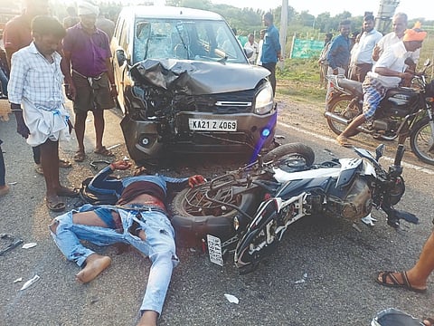 ಗುಂಡ್ಲುಪೇಟೆ ತಾಲೂಕಿನ ಕಗ್ಗಳ ಸಮೀಪ ಬೈಕ್‌ಗೆ ಡಿಕ್ಕಿಹೊಡೆದ ಕಾರು.