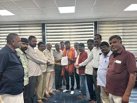 ಮುಳಬಾಗಿಲು ತಾಲೂಕು ಕಾರ್ಯನಿರತ ಪತ್ರಕರ್ತರ ಸಂಘದಿಂದ ಶಾಸಕ ಸಮೃದ್ಧಿ ವಿ. ಮಂಜುನಾಥ್​ ಅವರಿಗೆ ಮುಳಬಾಗಿಲು ಪತ್ರಕರ್ತರ ಸಂಘದ Journalists ನಿಯೋಗ ಮನವಿ ಸಲ್ಲಿಸಿತು. 