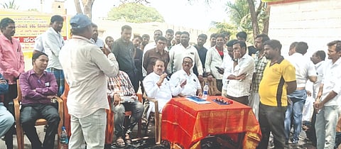 ಮುದ್ದೇಬಿಹಾಳ ತಾಲೂಕಿನ ಚವನಭಾವಿ, ಅಡವಿ ಸೋಮನಾಳ, ಅಡವಿ ಹುಲಗಬಾಳ, ಡೊಂಕಮಡು ಗ್ರಾಮಗಳಲ್ಲಿ ಜನಸಂಪರ್ಕ ಸಭೆಯಲ್ಲಿ ಗ್ರಾಮಸ್ಥರ ಅಹವಾಲುಗಳನ್ನು ಶಾಸಕ ಸಿ.ಎಸ್. ನಾಡಗೌಡ ಸ್ವೀಕರಿಸಿ ಮಾತಮಾಡಿದರು. ಶಿವಶಂಕರಗೌಡ ಹಿರೇಗೌಡರ, ಪಂಚ ಗ್ಯಾರಂಟಿ ಯೋಜನೆ ತಾಲೂಕು ಅಧ್ಯಕ್ಷ  ಶಿವಶಂಕರಗೌಡ ಹಿರೇಗೌಡರ, ಉಪಾಧ್ಯಕ್ಷ ಲಕ್ಷ್ಮಣ ಚವಾಣ್, ಸದಸ್ಯರಾದ ಸಂಗು ಚಲವಾದಿ ಮತ್ತಿತರರಿದ್ದಾರೆ.